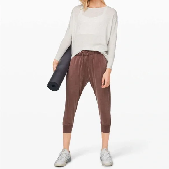 Lululemon Lost in Leisure Crop Jogger in Antique Bark Purple Size 10 - Picture 2 of 9